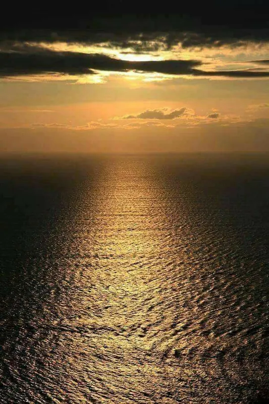 Reflejo dorado del sol sobre el mar visto desde lo alto