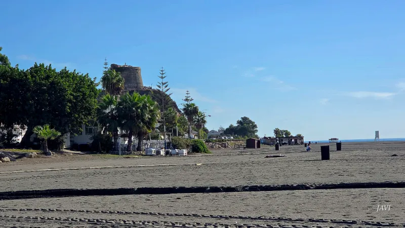 Playa de Benajarafe con la torre al fondo
