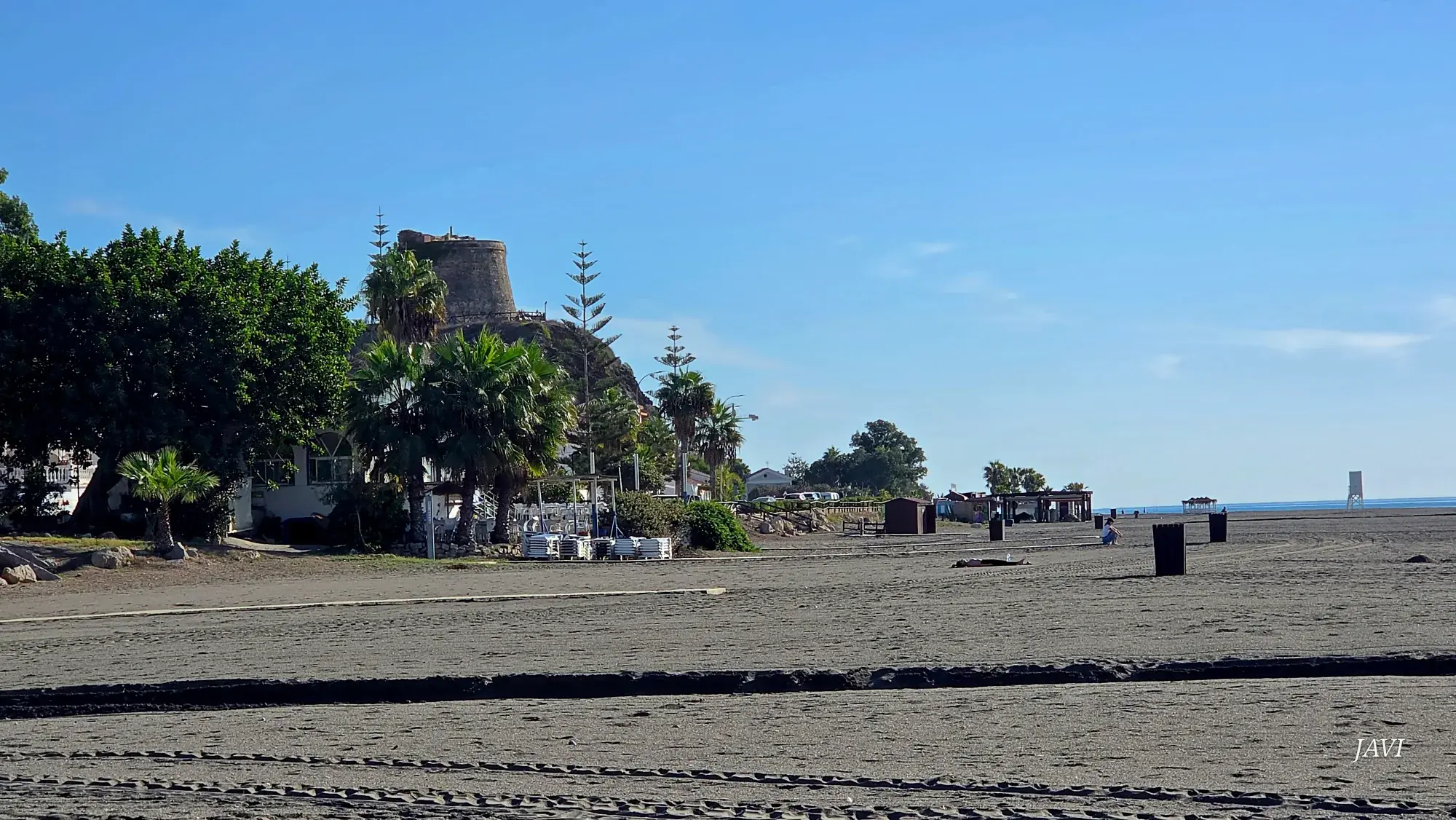 Playa de Benajarafe con la torre al fondo