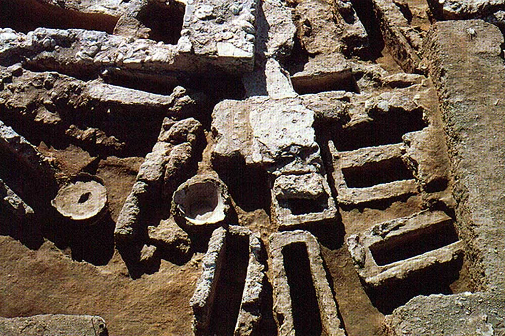Tumbas excavadas en la tierra de un yacimiento arqueológico, vistas desde arriba en Torrox Costa